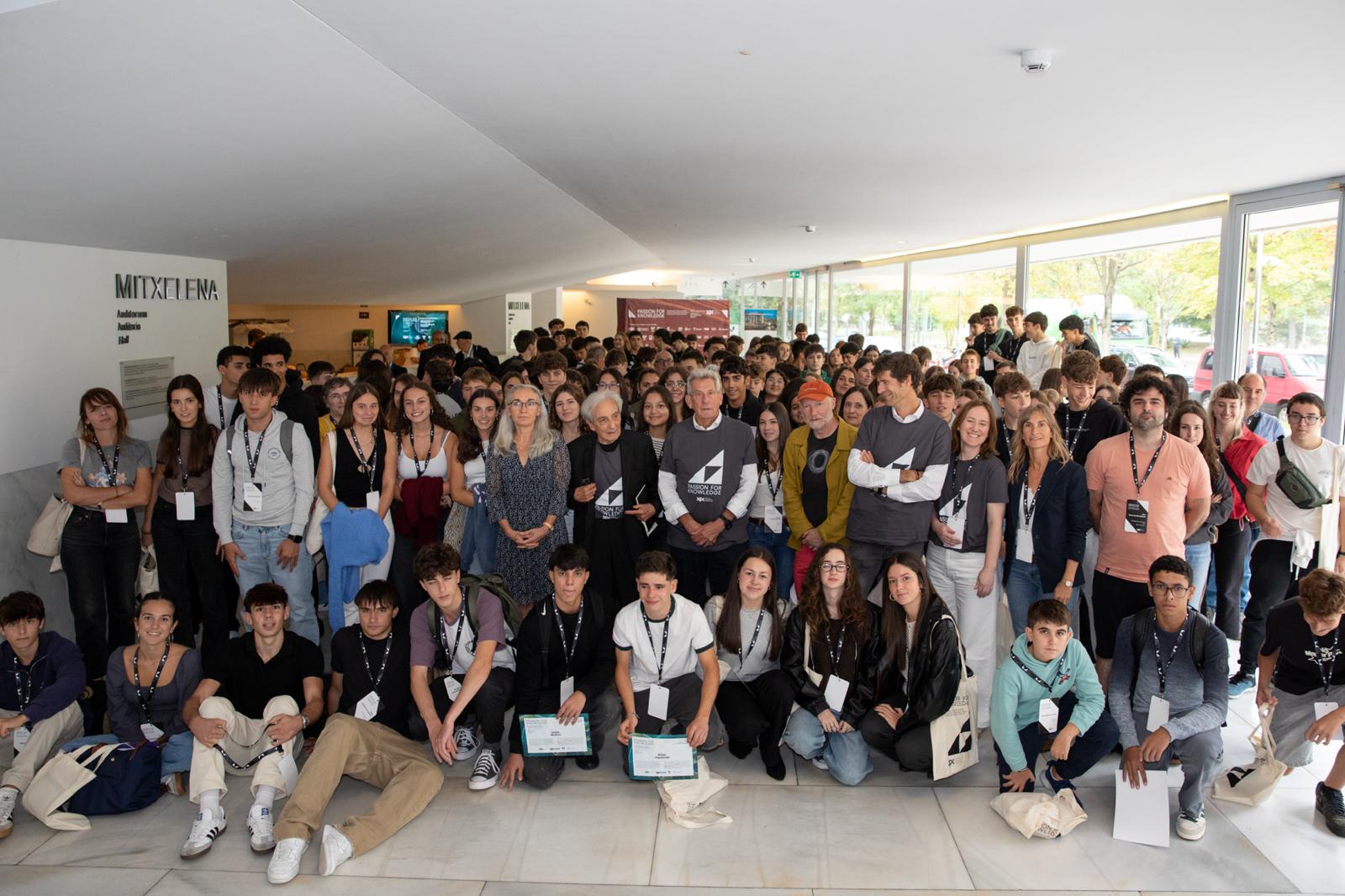 Preguntar, escuchar y descubrir: estudiantes y Premios Nobel se encuentran en Bilbao